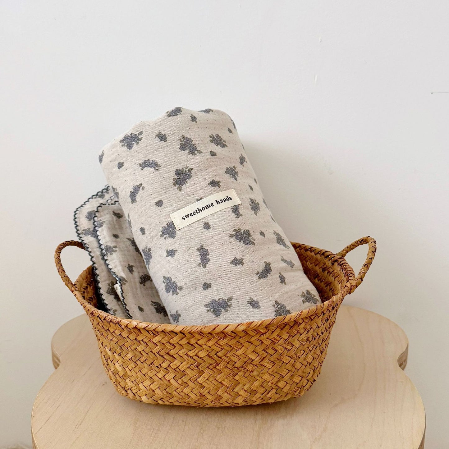 Unisex Musselin-Decke mit zartem Blumendesign und eleganten Rüschen Brehn