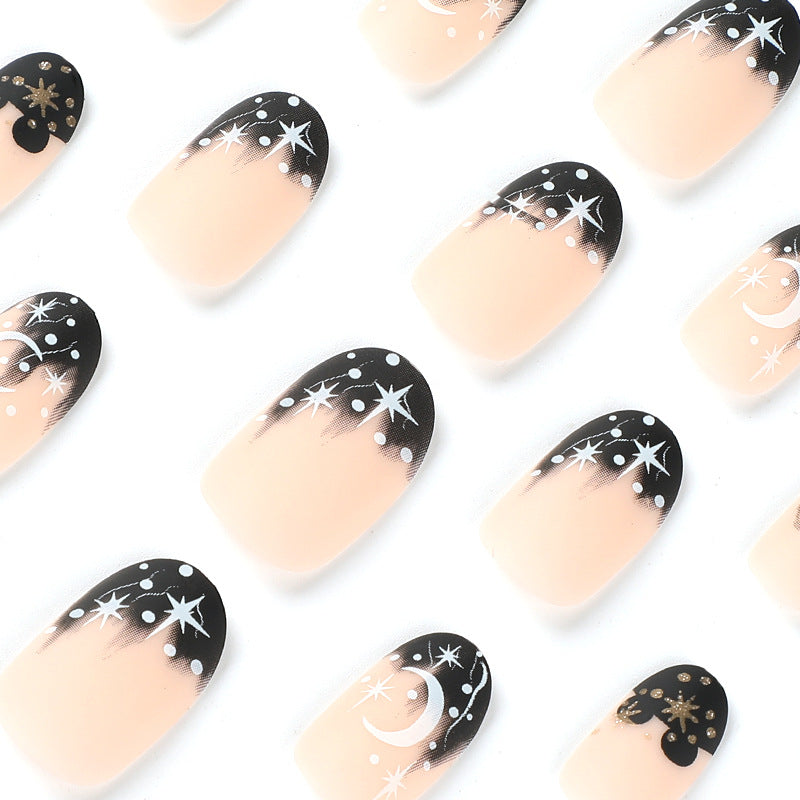 Kunstvolle Nagelkunst mit Mond- und Sternmotiven Brehn