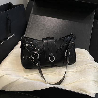 Nietenverzierte Handtasche