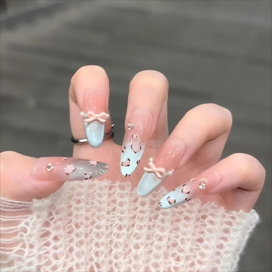 Dekorativer Herzdesign Press-On Nagelset Brehn