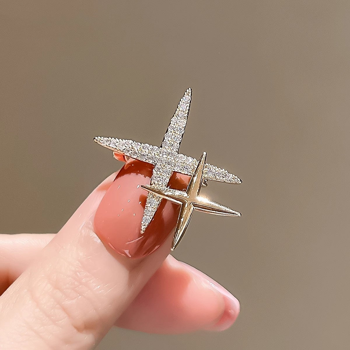 Glamouröse Brosche mit Funkelndem Strass Brehn