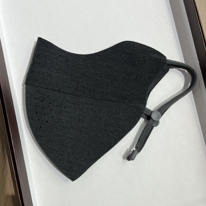 Samtierte wiederverwendbare Gesichtsmaske mit atmungsaktiven Perforationen und verstellbaren Ohrschlaufen Brehn