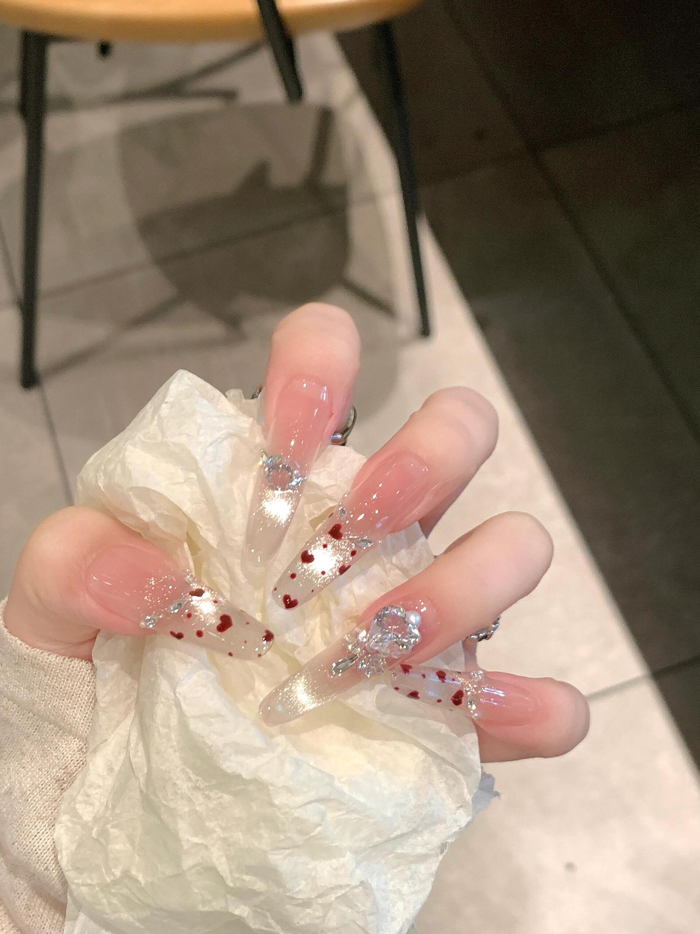 Kunstnagelset mit Funkelnden Strass- und Herzdesign Brehn
