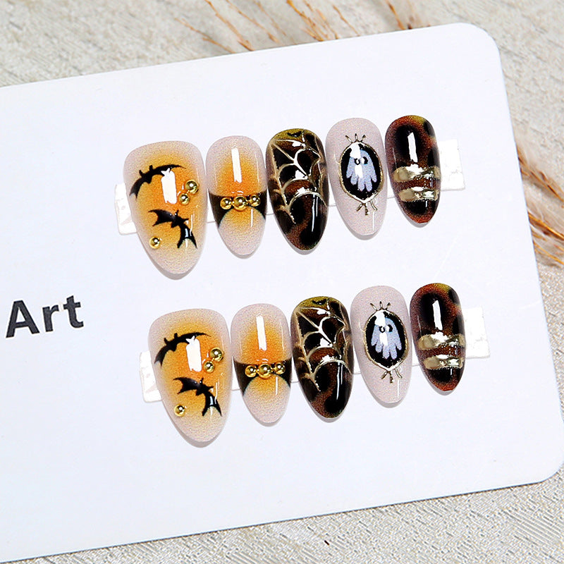 Kunstnägel mit Halloween-Motiven und Glitzerdetails Brehn