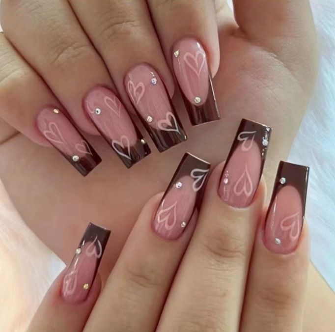 Elegante Kunstnägel mit Herz-Muster und Glitzerakzenten Brehn