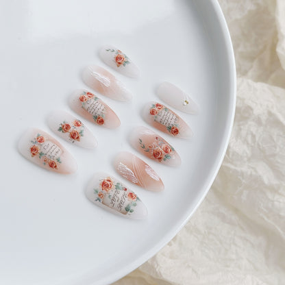 Künstlerisches Press-On-Nagelset mit floralem und Textdesign