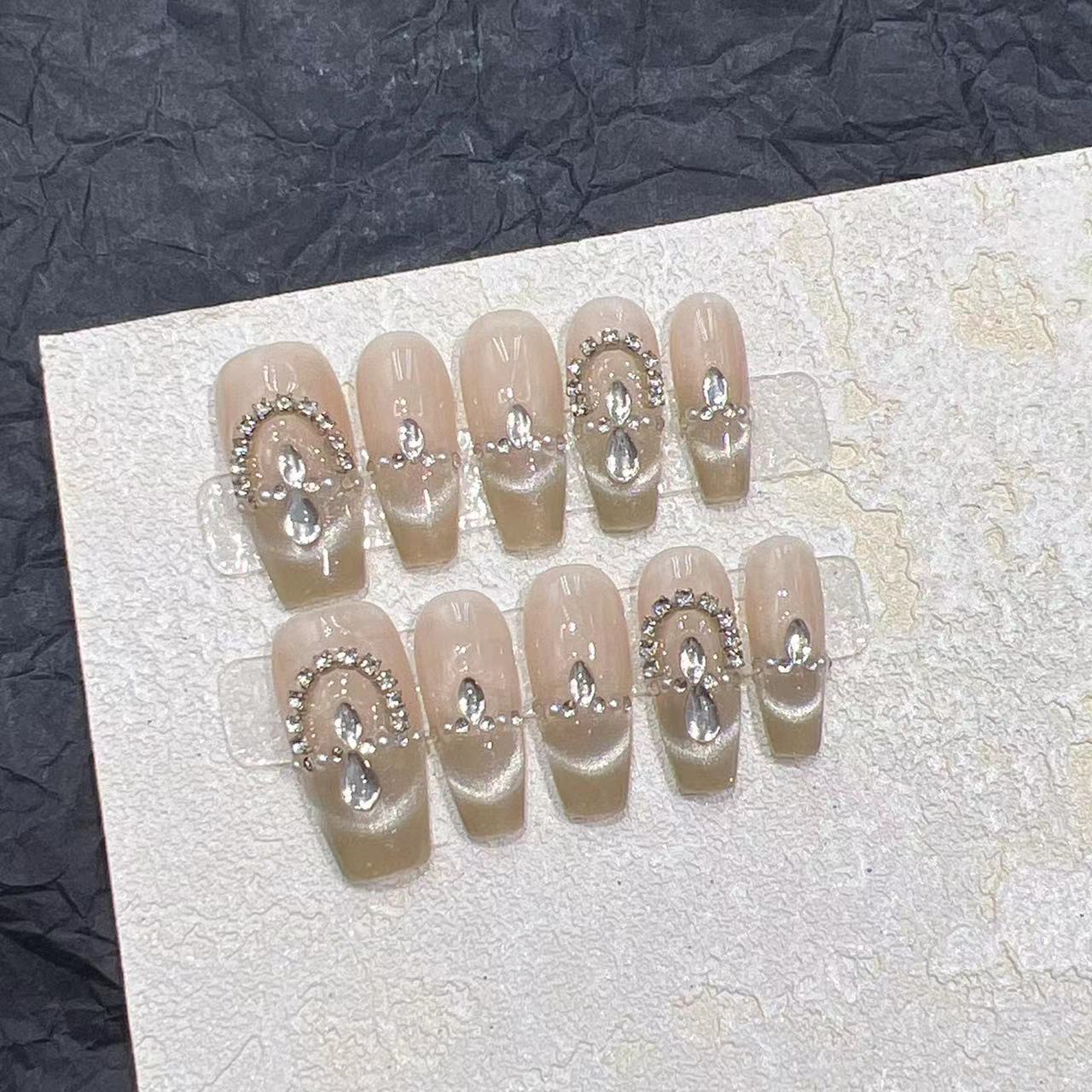 Elegantes Press-On-Nagelset mit Strassdetails Brehn