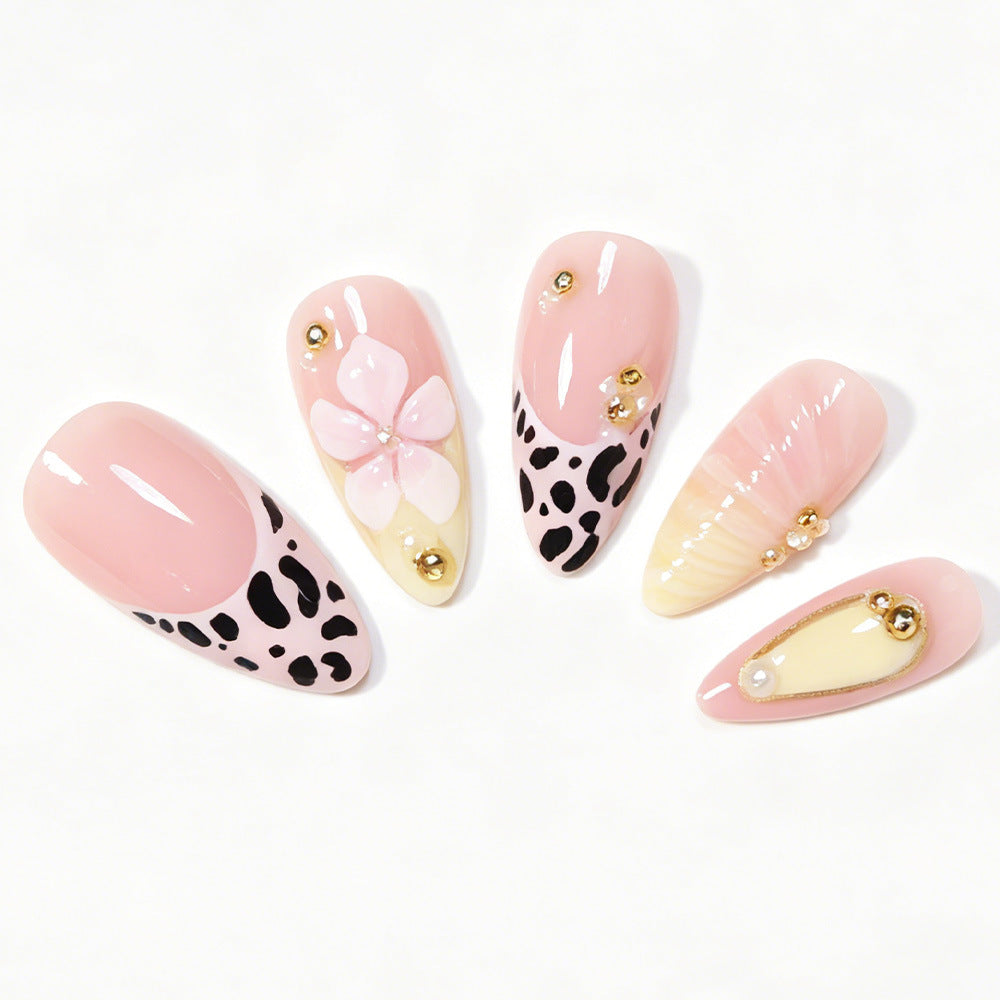 Dekorative Stiletto Nagelkunst Tipps mit floralen Akzenten Brehn