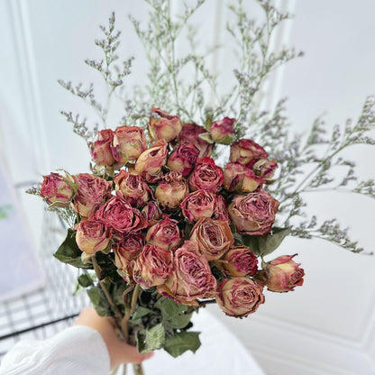 Trockenblumen-Rosenstrauß mit botanischem Füllmaterial