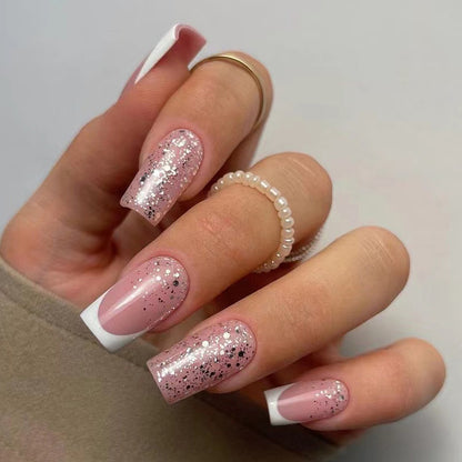 Kunstvolle Nagelverlängerungen mit Glitzer- und französischen Spitzen Brehn