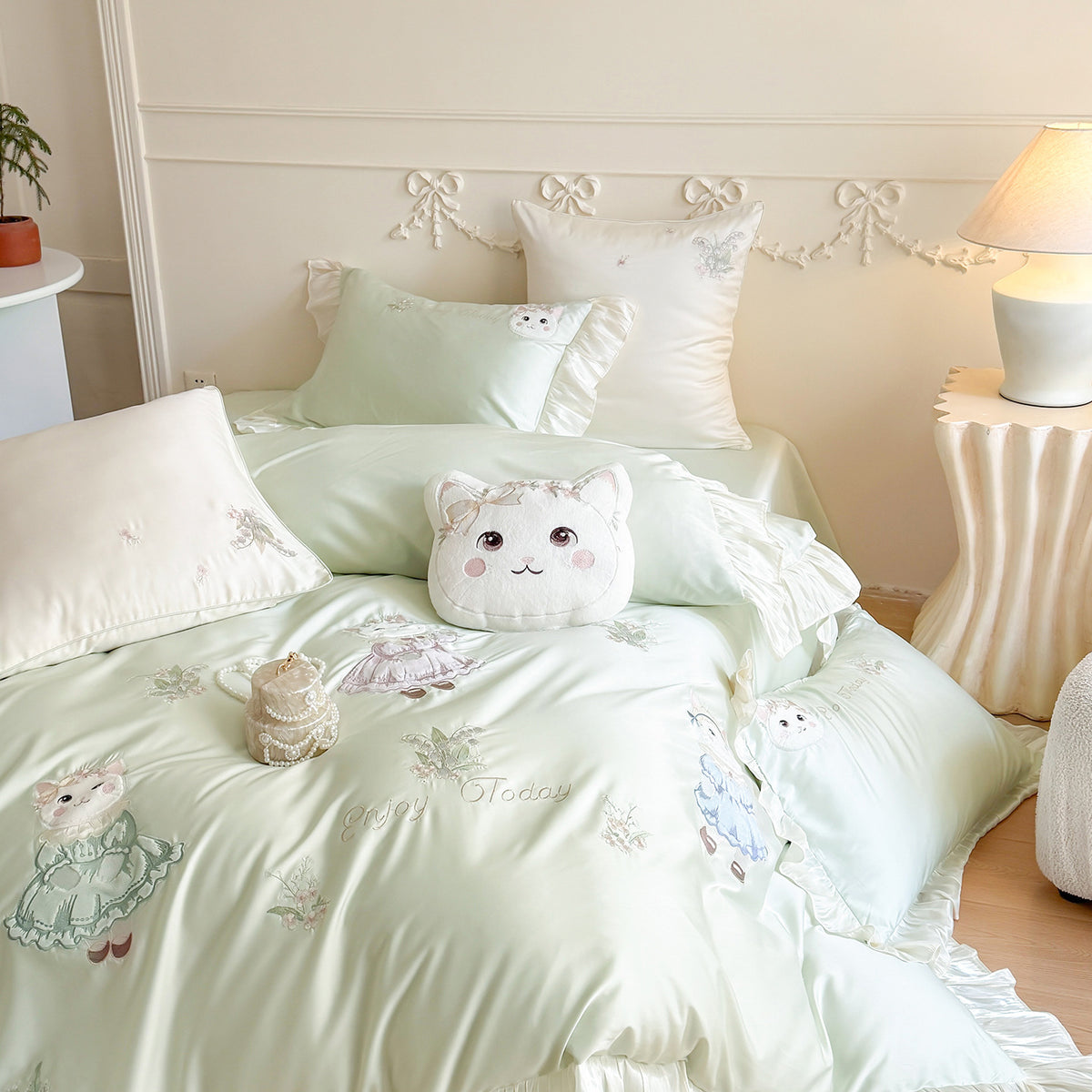 Satin-Bettwäscheset mit Rüschen und Katzenstickerei