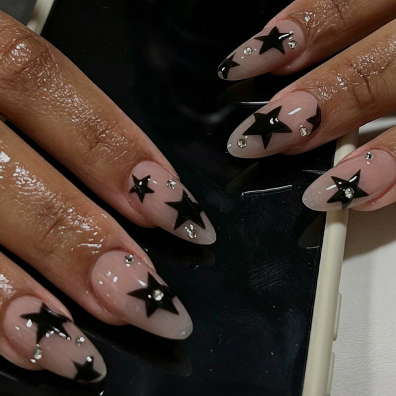 Kunstnagelset mit glamourösen Sternen und funkelnden Akzenten Brehn