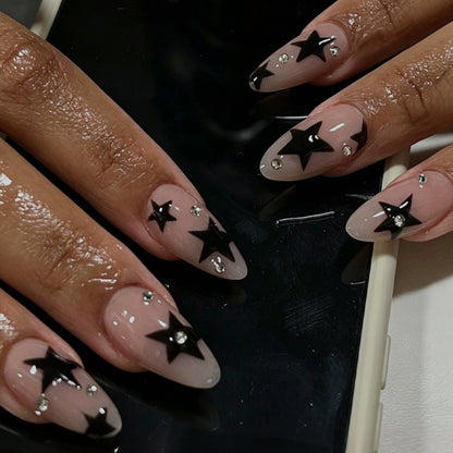 Kunstnagelset mit glamourösen Sternen und funkelnden Akzenten Brehn