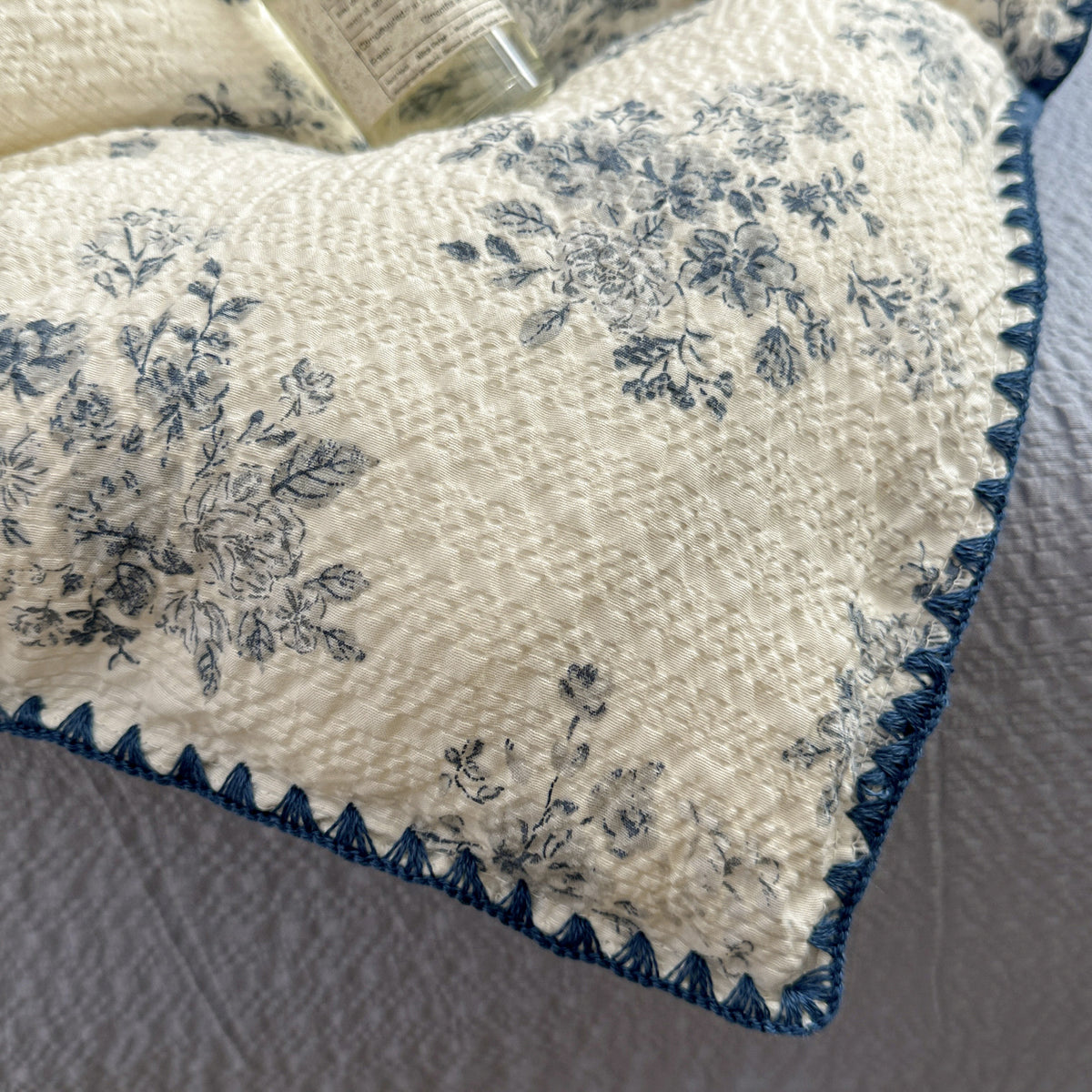 Blumenmuster gesteppte Tagesdecke
