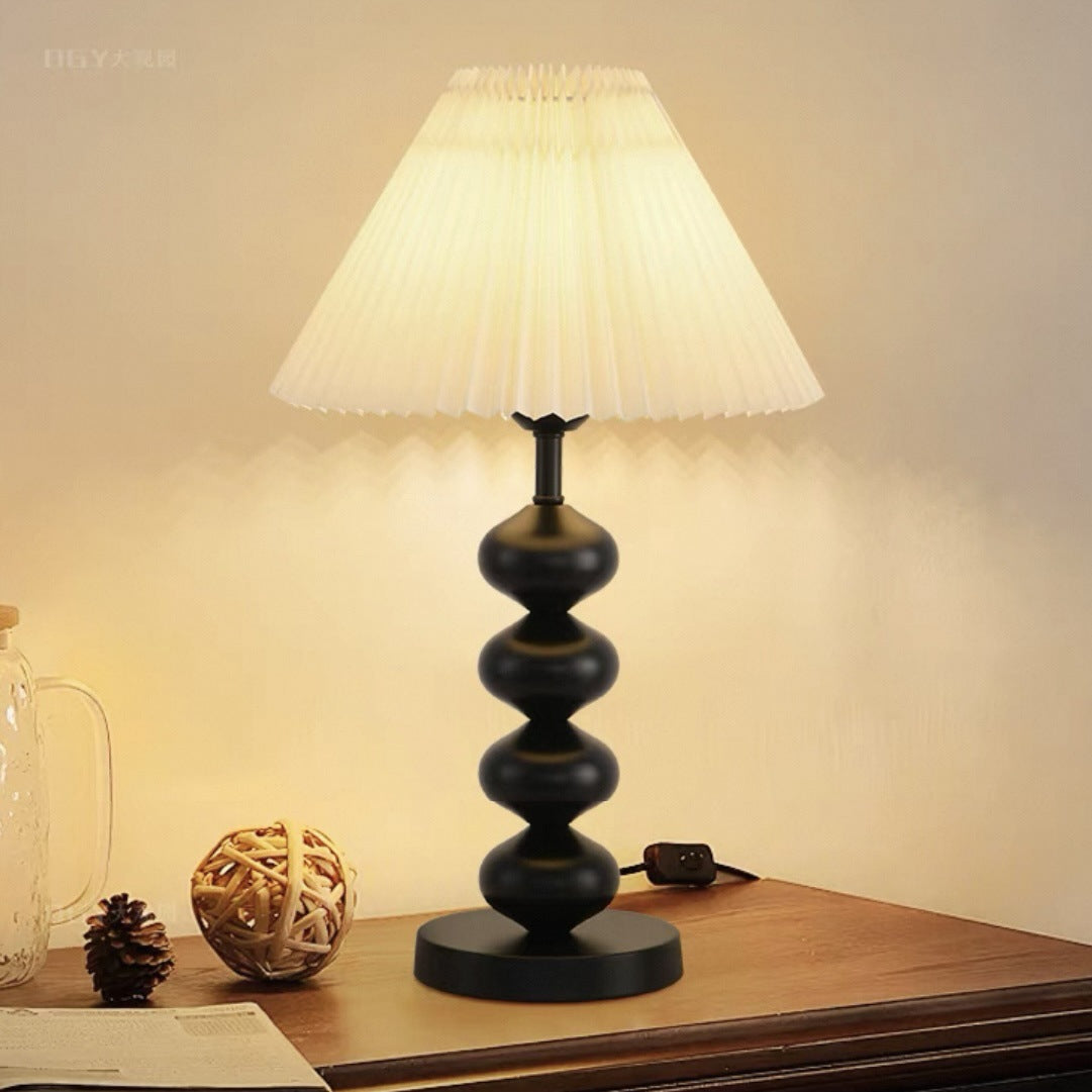 Dekorative Tischlampe mit plissiertem Schirm