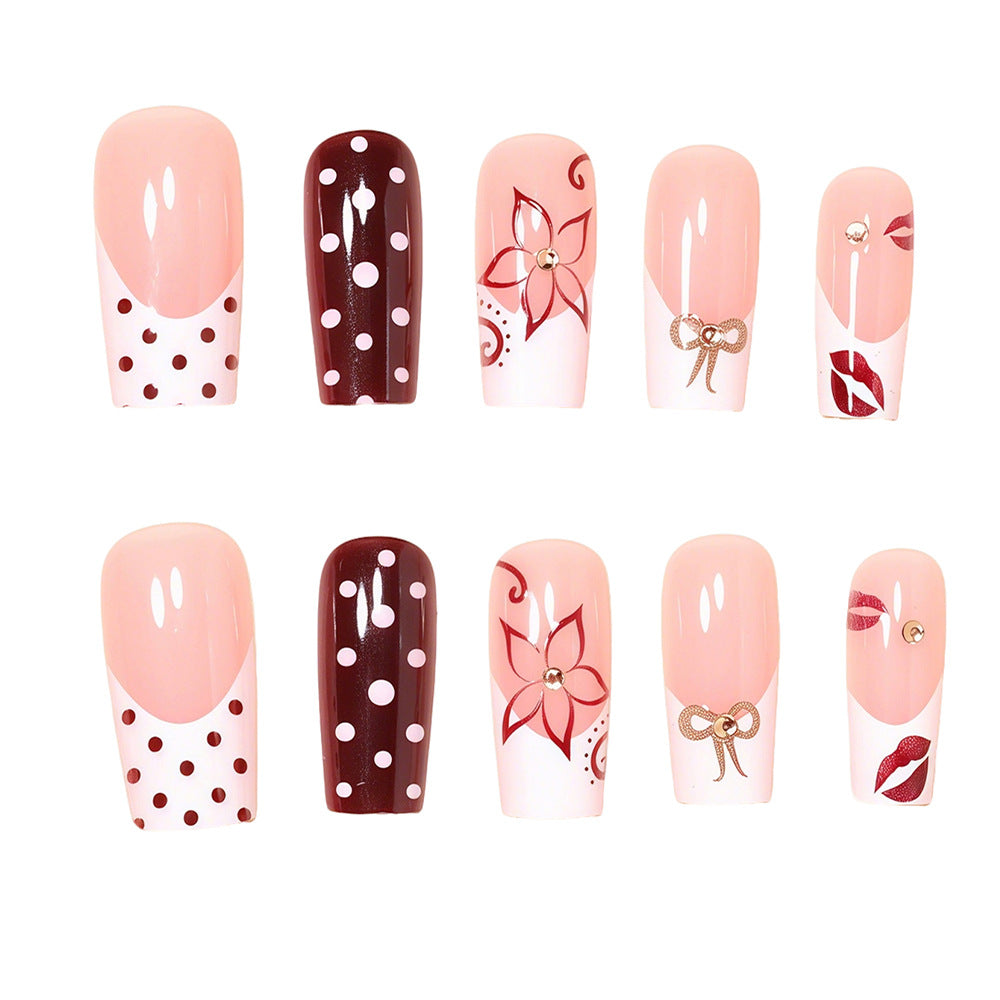 Dekoratives Press-On Nagelkunst-Set mit floralen Akzenten Brehn