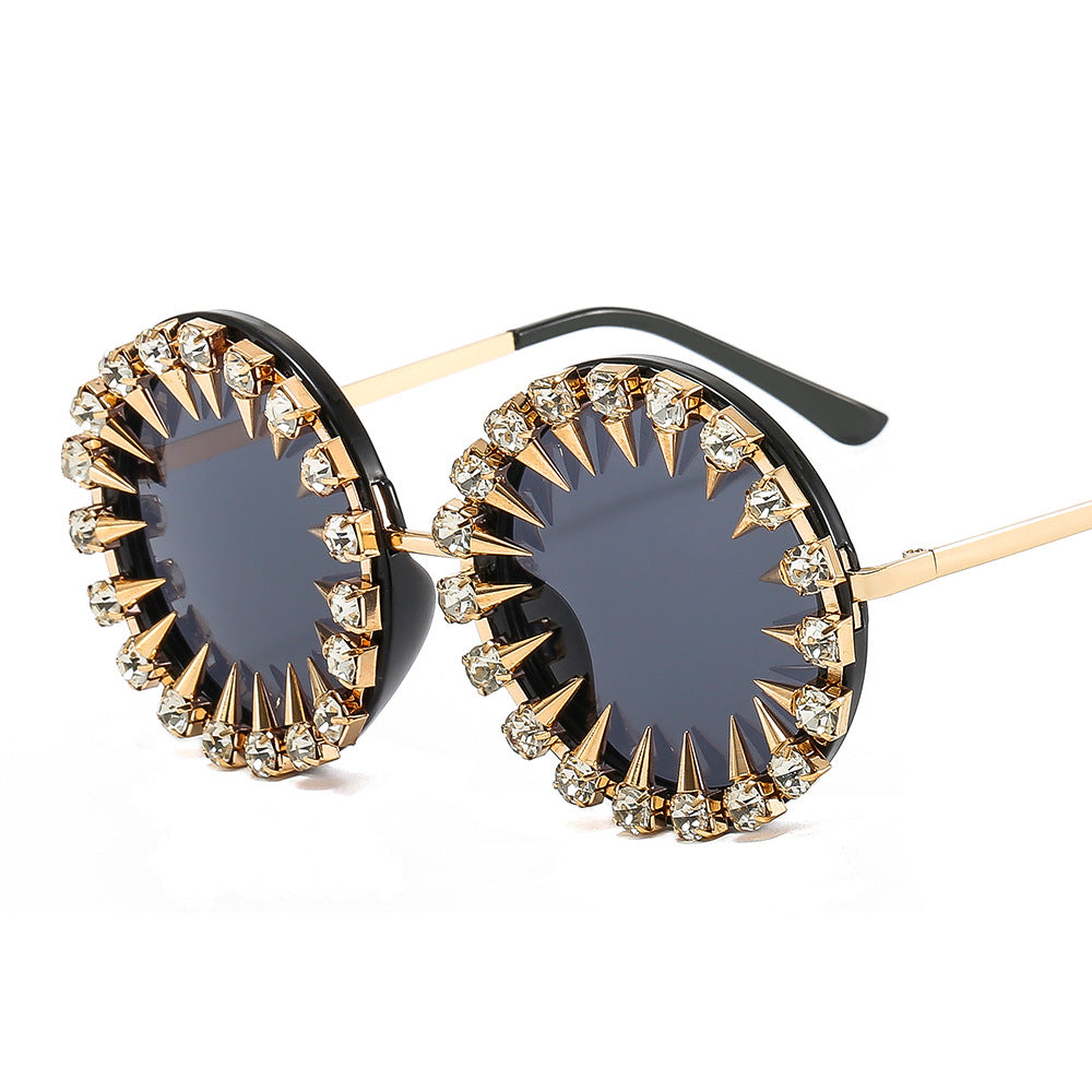 Damen kreative und auffällige Sonnenbrille mit Spikes und Strassdetails Brehn