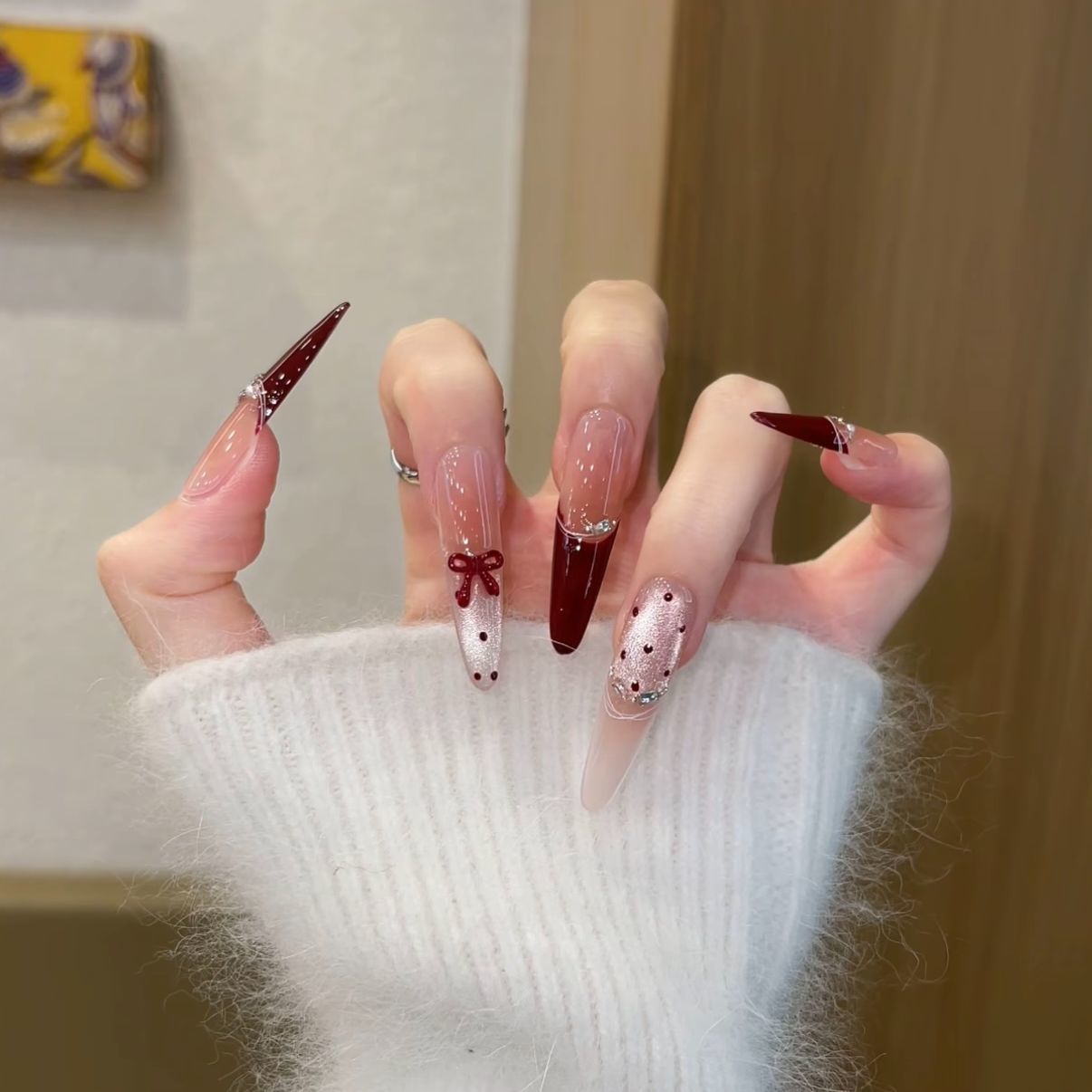Künstlerische Stiletto Press-On Nagelkunst mit schimmernden Akzenten Brehn