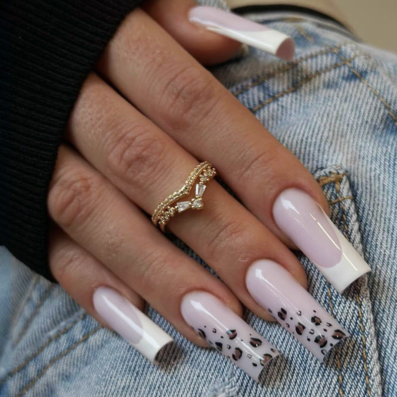 Künstlerisches Press-On-Nagelset mit stilvollem Tierdruckdesign Brehn