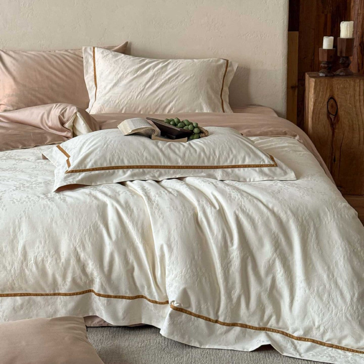 Elegante Bettwäsche-Garnitur aus Baumwoll-Jacquard mit dezenter Reliefstruktur und kontrastierender Paspel