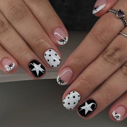 Kunstnagelset mit verspielten Punkten und Sternenmotiven Brehn