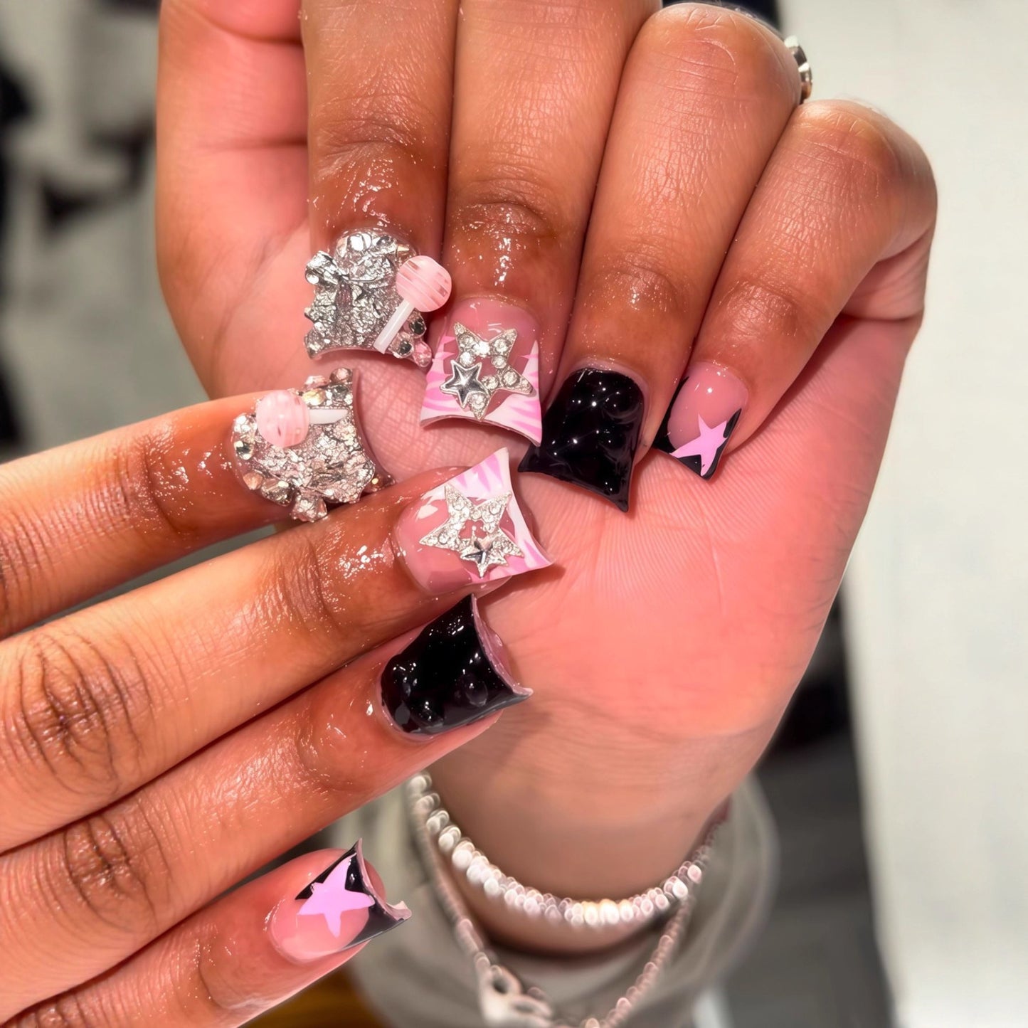 Glamouröse dekorative Press-On-Nagelkunst Brehn