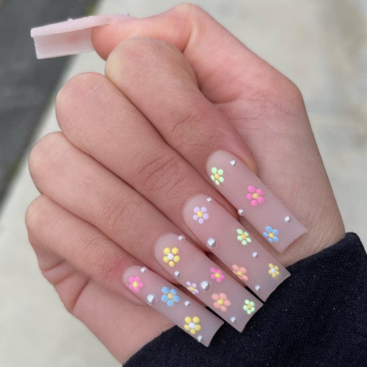 Kunstnagelset mit bunten Blüten und kreativem French-Design Brehn