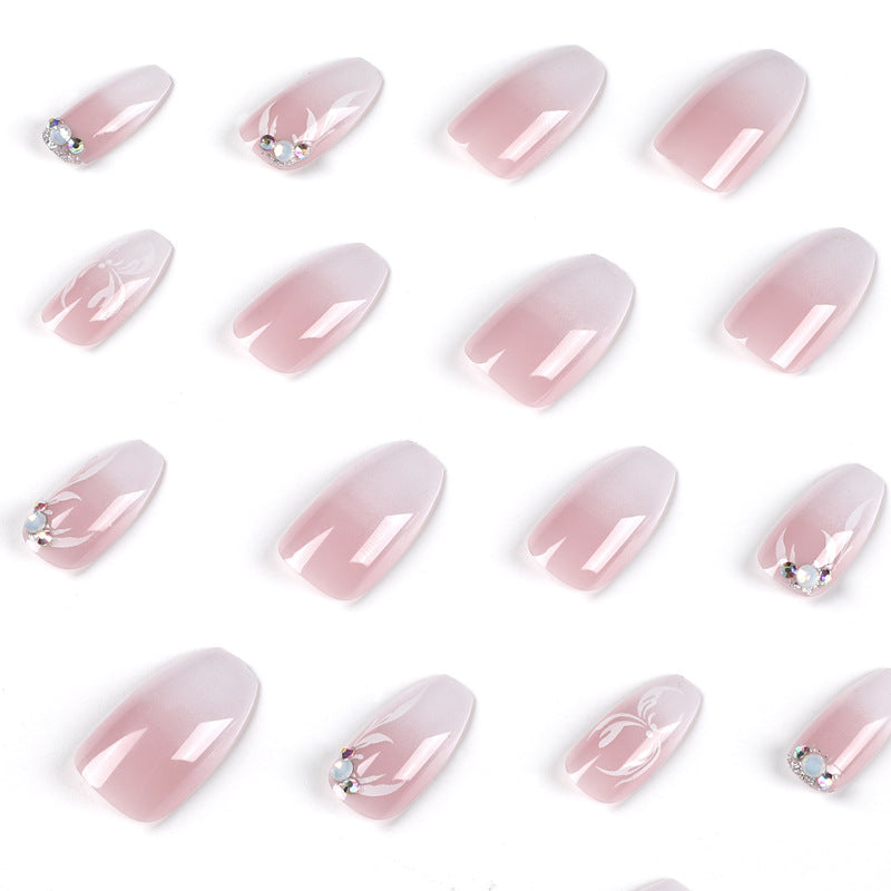 Kunstvolle Nagelverlängerungen mit elegantem Ombre-Design Brehn