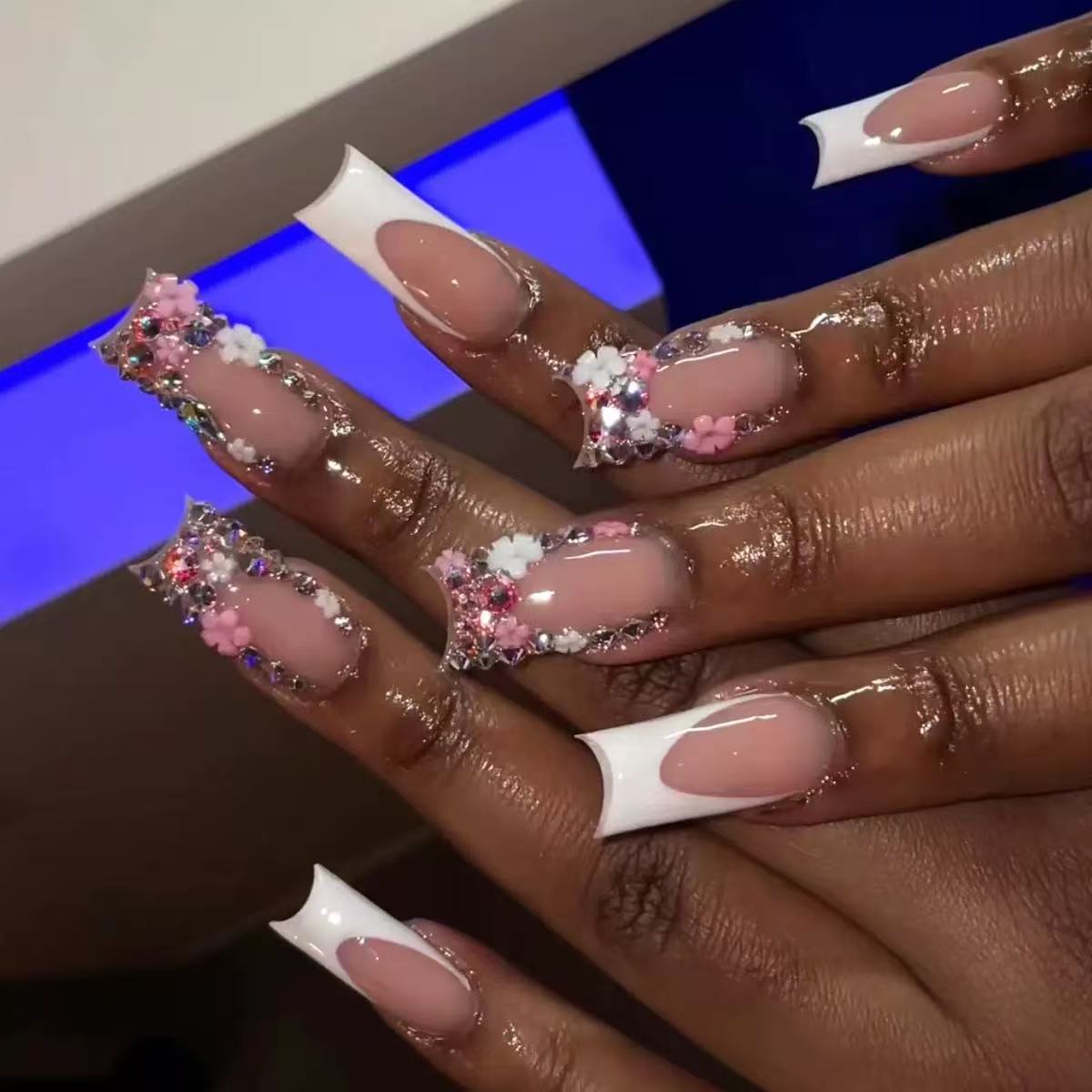 Kunstnagelset mit eleganten 3D-Blüten und Glitzerverzierungen Brehn