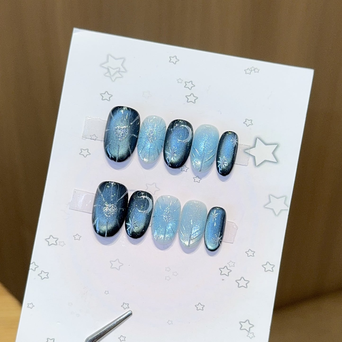 Glamouröse Kunstnagelspitzen mit Sternen- und Glitzereffekten Brehn