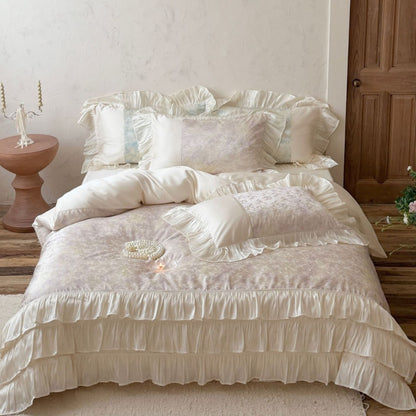 Romantisches Bettwäscheset aus Baumwollsatin mit Rüschenvolant und zartem Blumenprint