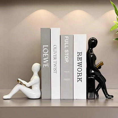 Künstlerische sitzende Figur für die Heimanzeige