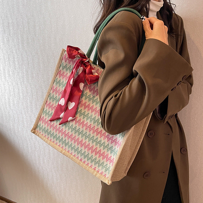 Texturierte Handtasche mit dekorativem Schal