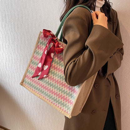 Texturierte Handtasche mit dekorativem Schal