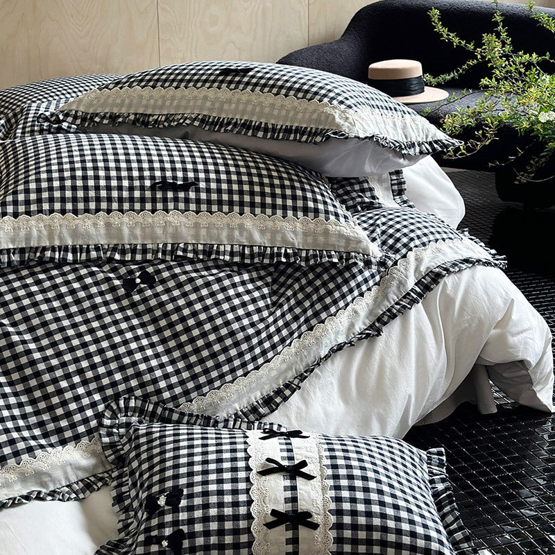 Bettwäsche-Garnitur im Landhausstil mit Vichy-Karo, Volant und Stickapplikationen