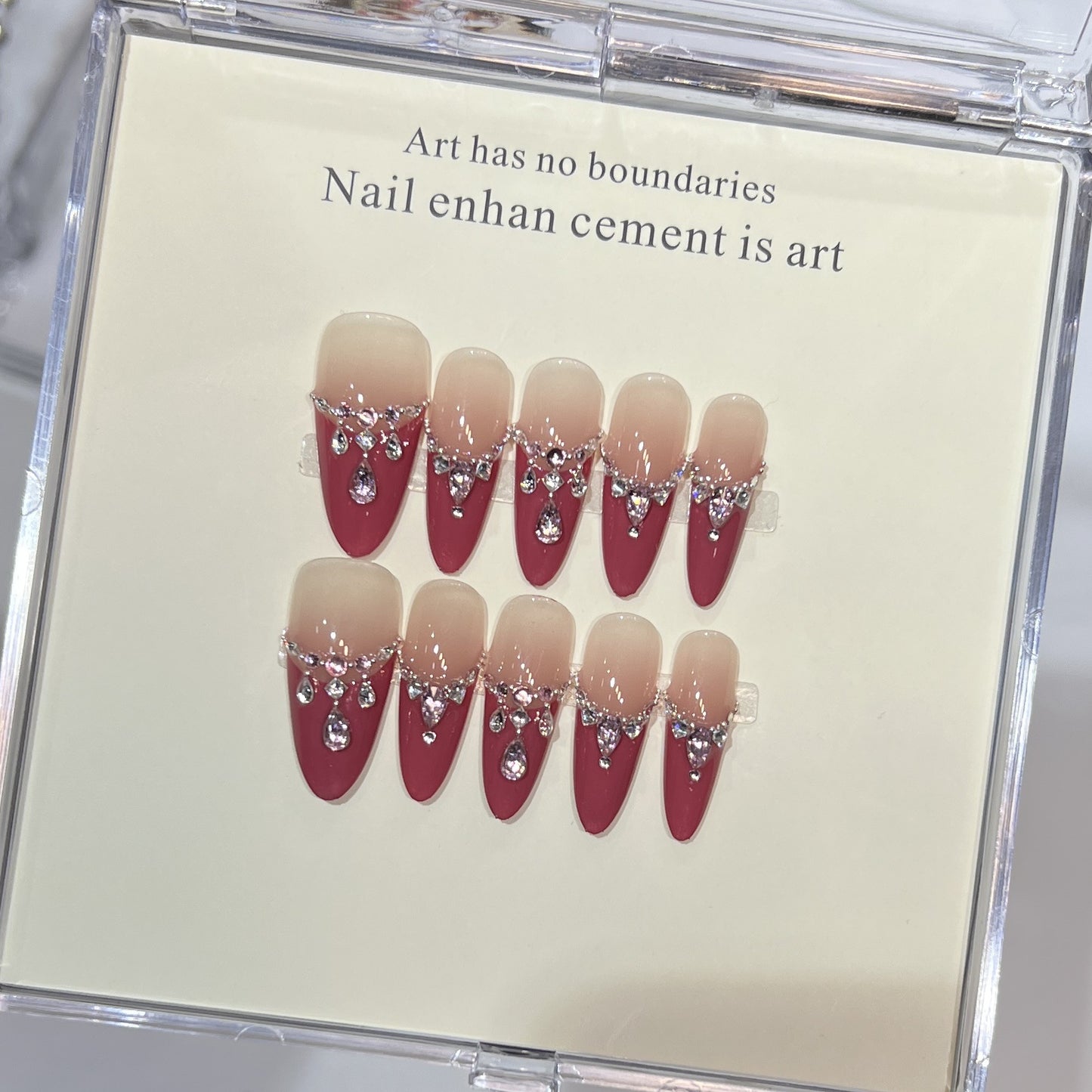 Luxuriöses Press-On Nagelkunst Set mit Strassdetails Brehn