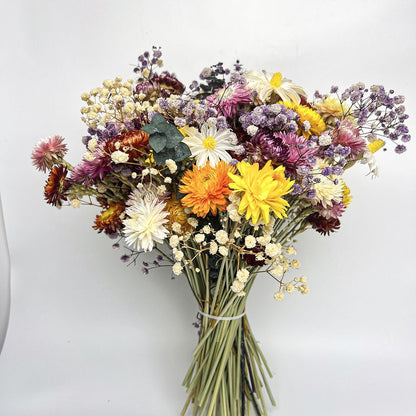 Trockenblumenstrauß mit natürlichen Akzenten