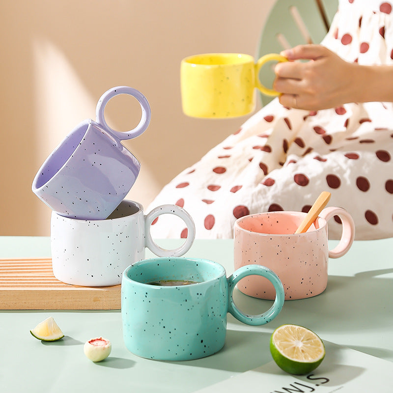 Keramik-Tasse mit herzförmigem Henkel und Sprenkel-Design
