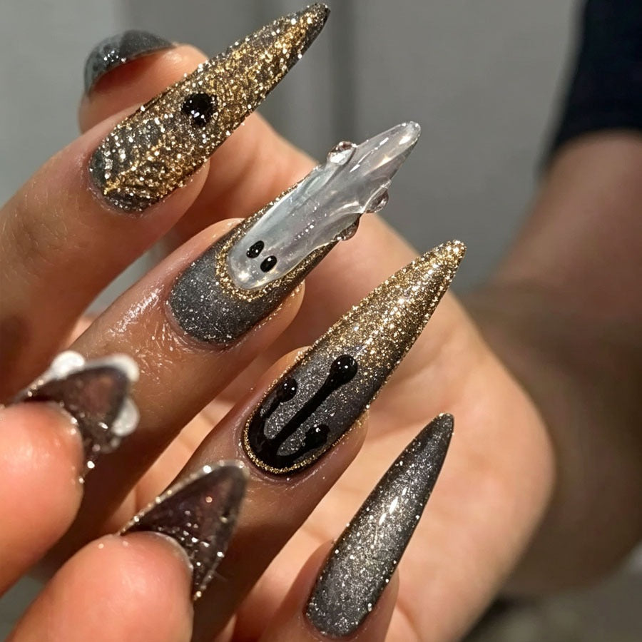 Kunstnagelset mit glamourösen Metallic-Elementen und filigranen Details Brehn