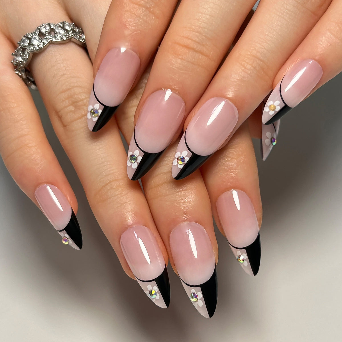 Kunstvolle Nagelkunst im eleganten Stiletto-Design Brehn