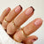 Stylishes Press-On-Nageldesign mit Punkten und französischen Spitzenakzenten Brehn
