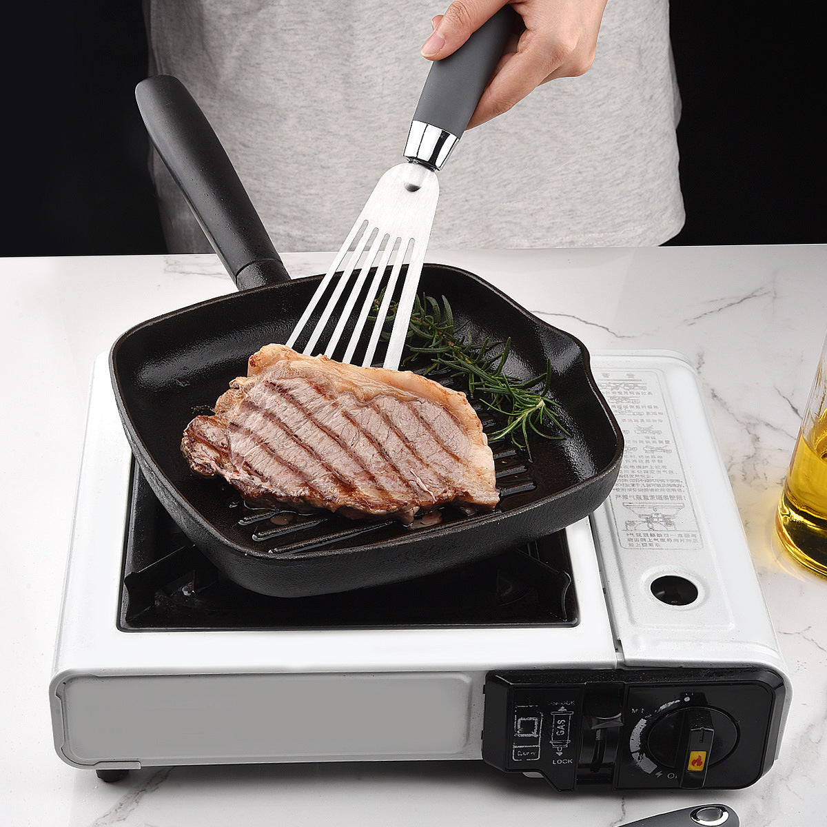 Flexibler Pfannenwender mit Schmaler Geschlitzter Klinge und Ergonomischem Softgriff Brehn