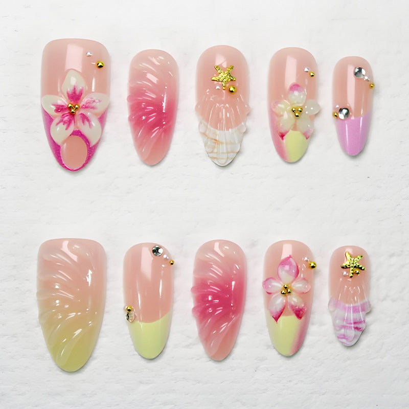 Kunstnagelset mit floralen Akzenten und glamourösen Details Brehn