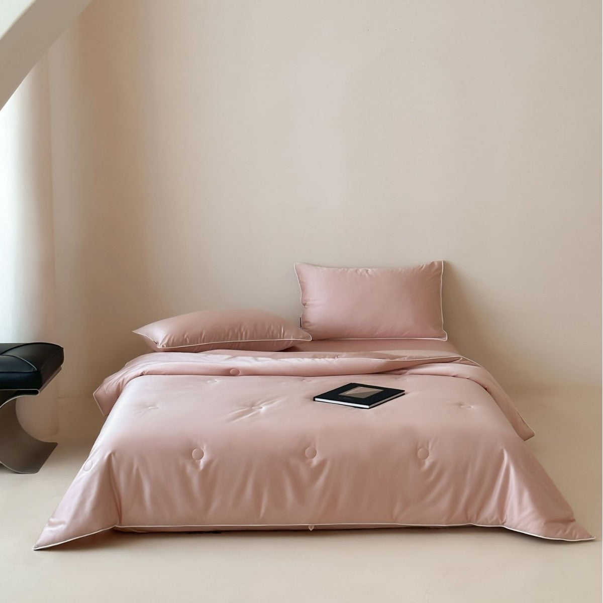 Elegante gesteppte Bettüberwurf-Garnitur aus Satin mit Paspelrand und Zierknöpfen Brehn