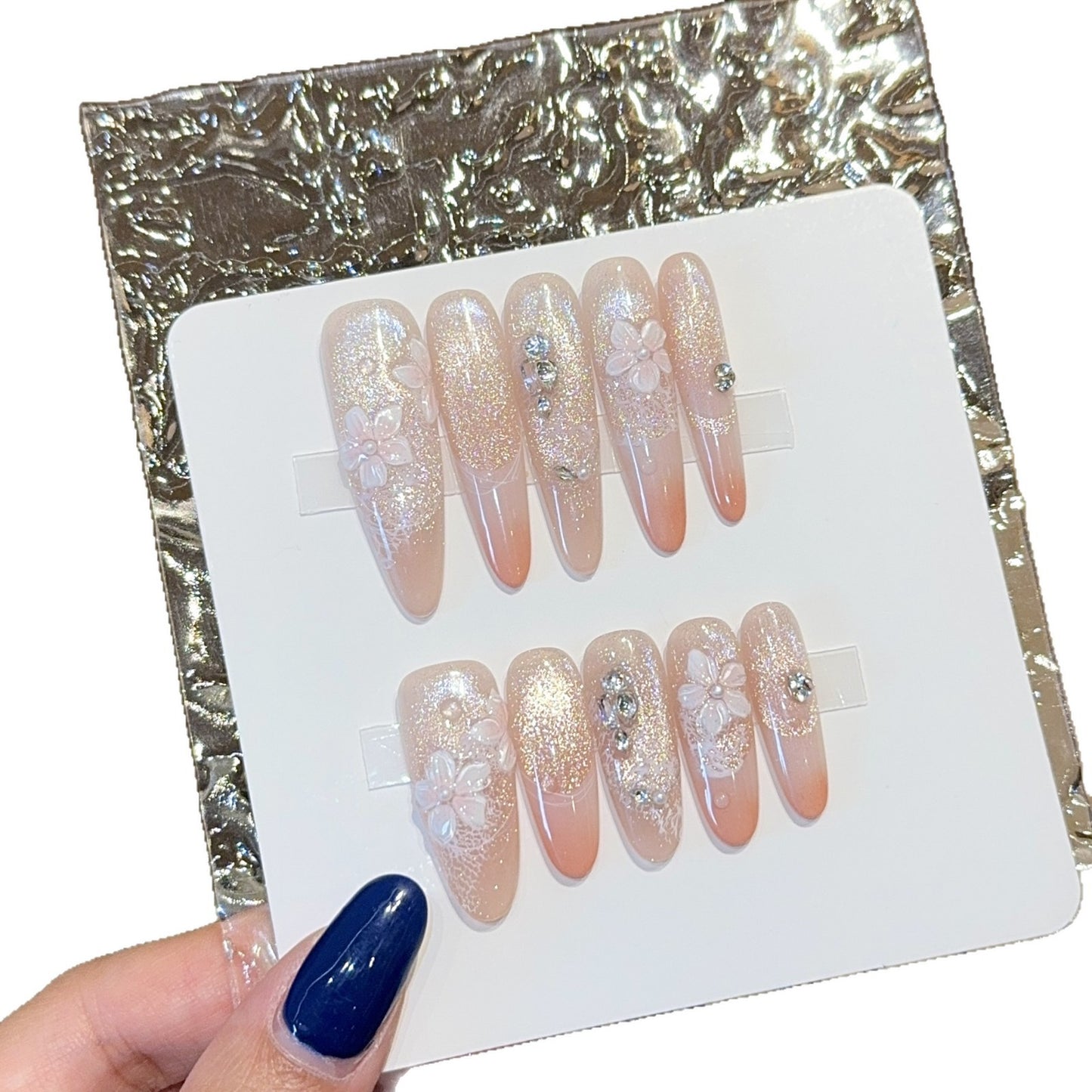 Künstliche Nägel mit Floralem Design und Glitzer Brehn