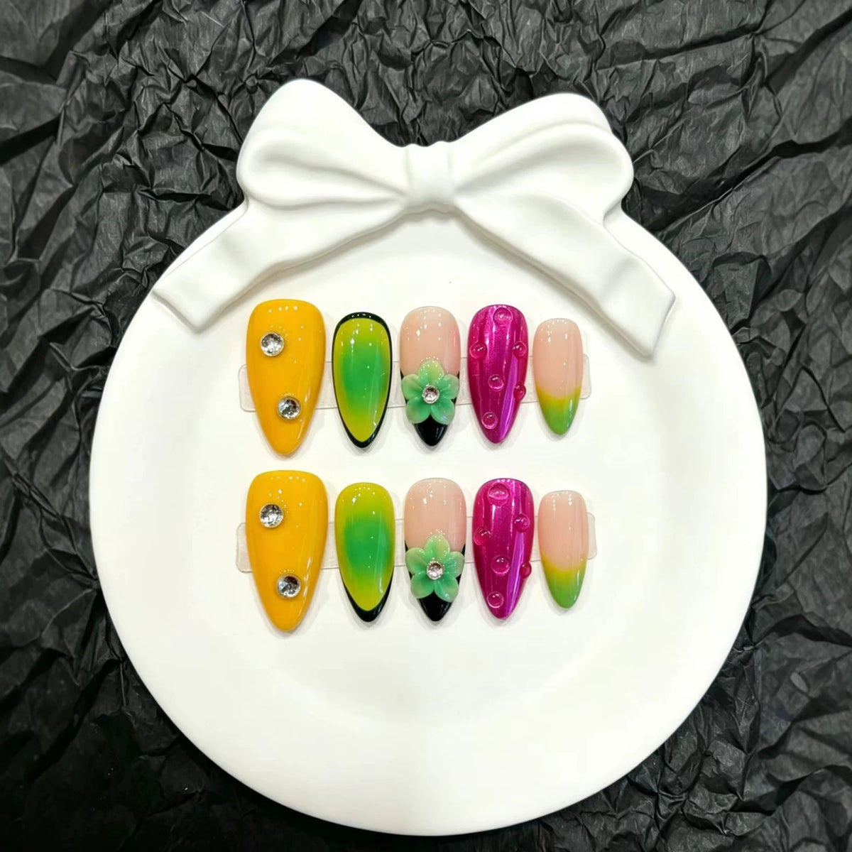 Künstlerisches Press-On-Nagelset mit floralen und Farbübergang-Designs