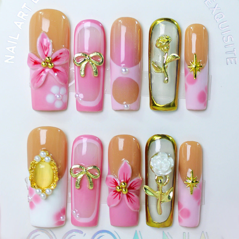 Kunstnagelset mit luxuriösen floralen und glamourösen Verzierungen Brehn