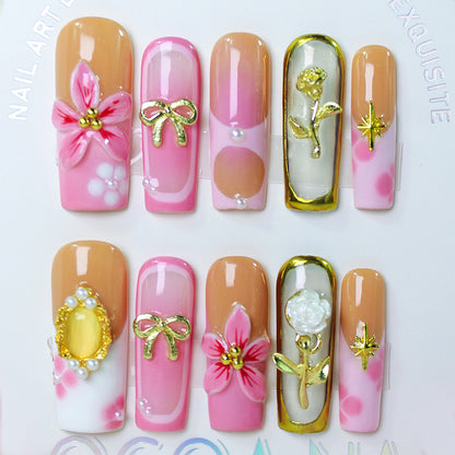 Kunstnagelset mit luxuriösen floralen und glamourösen Verzierungen Brehn