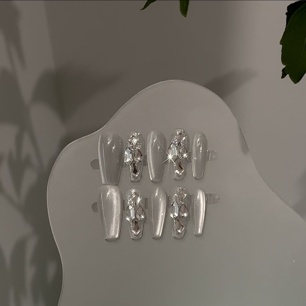 Dekoratives Press-On Nageldesign-Set mit glitzernden Akzenten