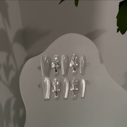 Dekoratives Press-On Nageldesign-Set mit glitzernden Akzenten